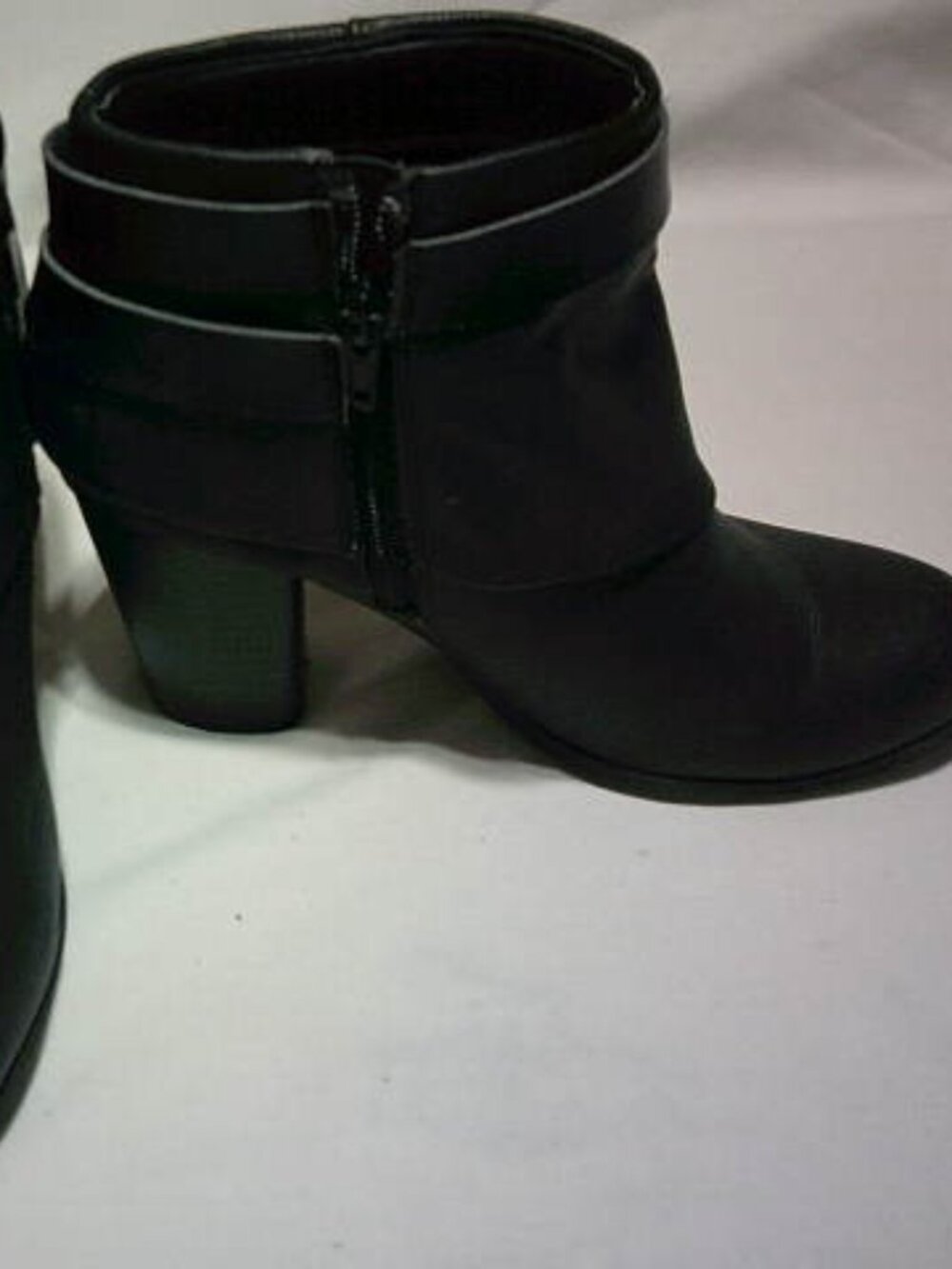 CUTE MADDEN GIRL BLK BOOTIE BOOTS SIDE ZIPPER BUCKLE DESIGN SIZE 8 1/2 BLOCK HEE